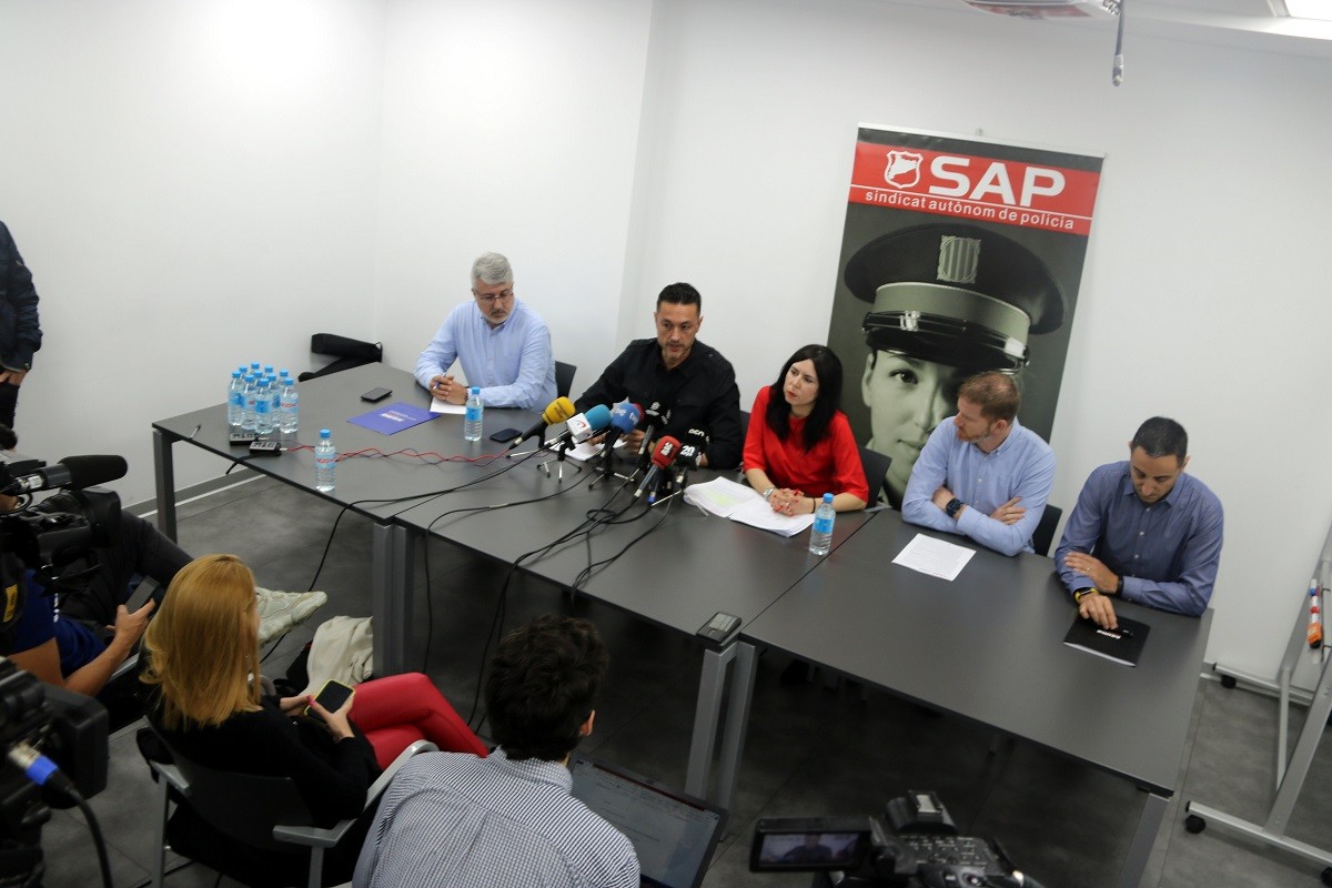 Els portaveus del sindicat SAP-FEPOL, Toni Castejón i Imma Viudes, enmig d'altres representants sindicals