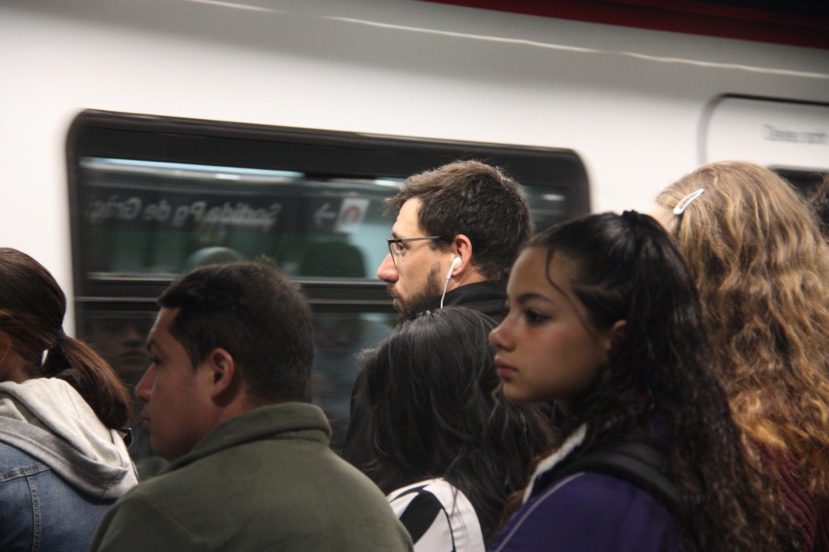 Passatgers en una andana del metro