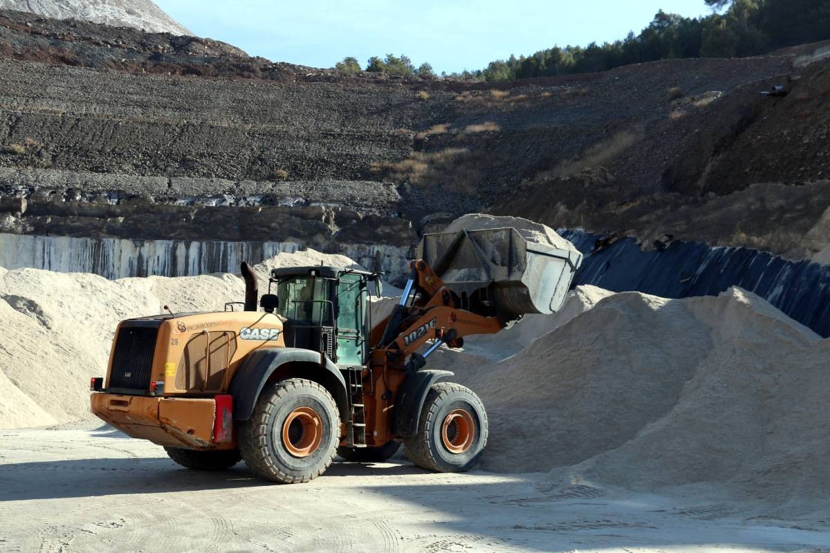 Una excavadora recollint la sal a les mines de Súria.