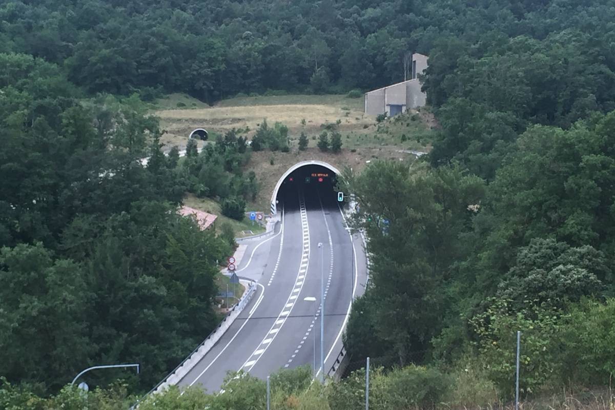 Vista en pla general d'una de les entrades del túnel de Bracons, a la Vall d'en Bas.