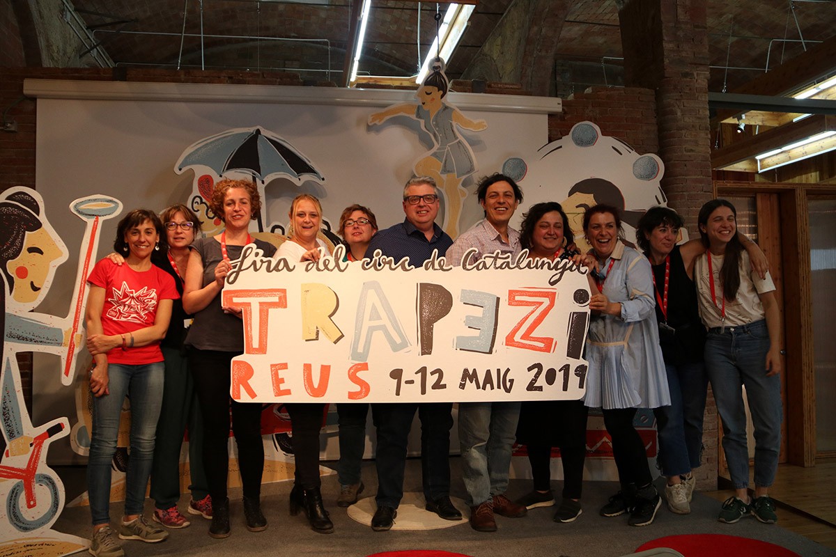 L'equip de Trapezi i membres de l'Ajuntament de Reus.