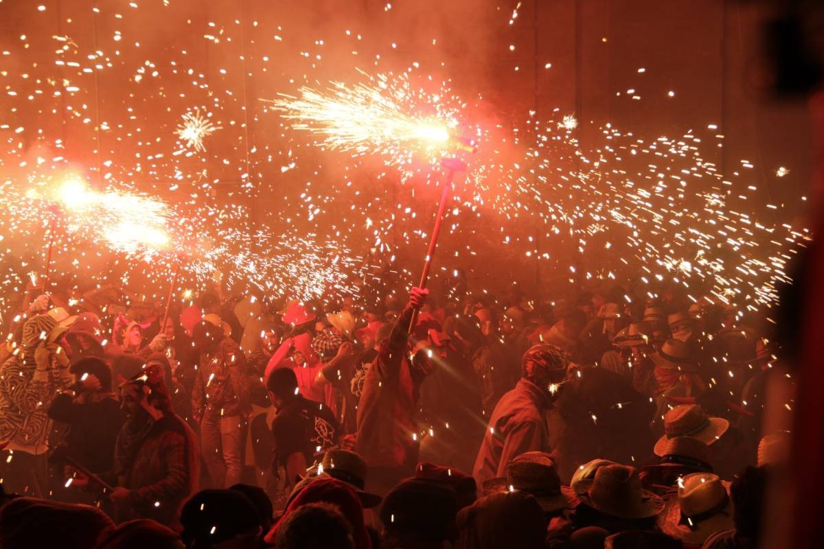 Imatge dels diables del correfoc de l'espectacle central de l'Aquelarre de Cervera, el 2018.