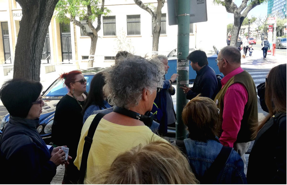 L'advocat Carles Perdiguero,  a la sortida dels jutjats de Tarragona, parlant amb els acusats i els testimonis. 