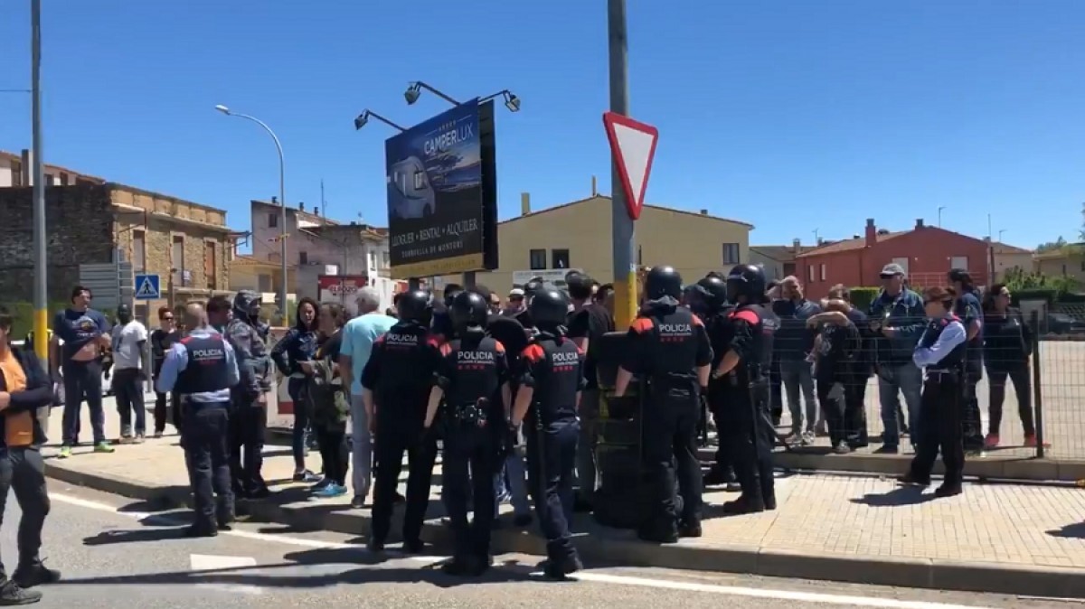 Els Mossos intervenint a Verges pels incidents provocats per un grup ultra