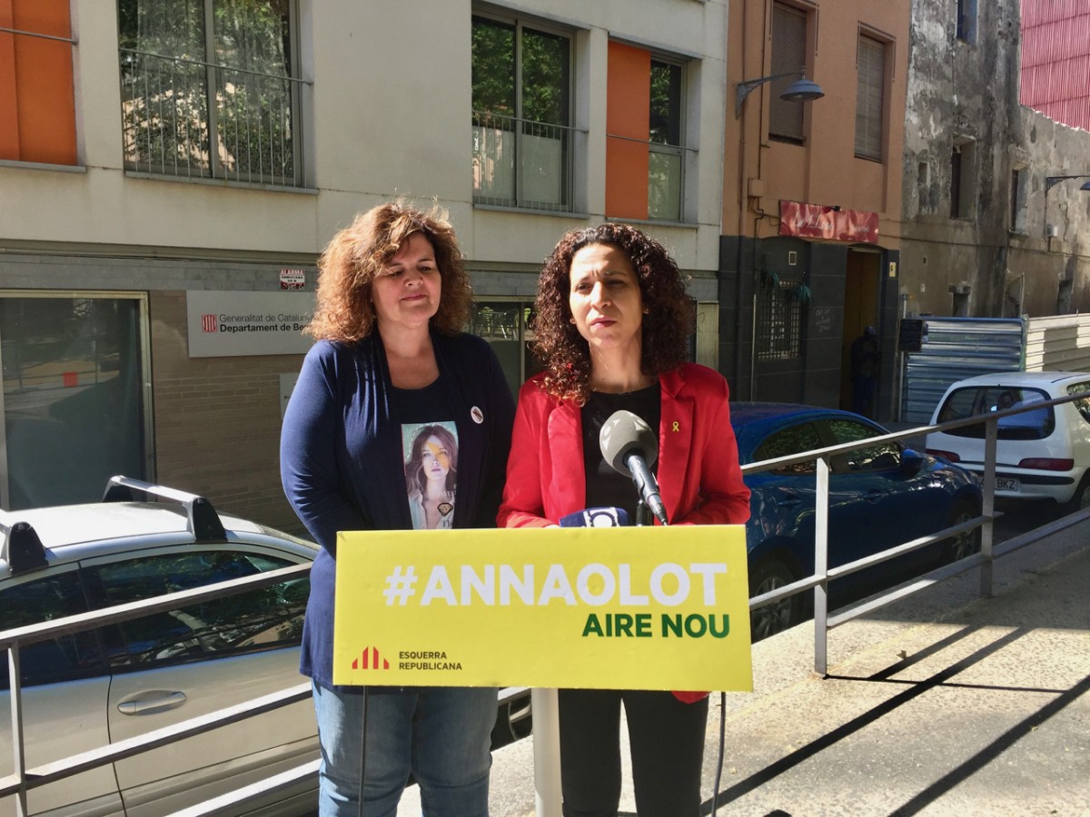 Anna Barnadas i Laila El Gamouchi aquest matí davant la seu de Benestar Social. 