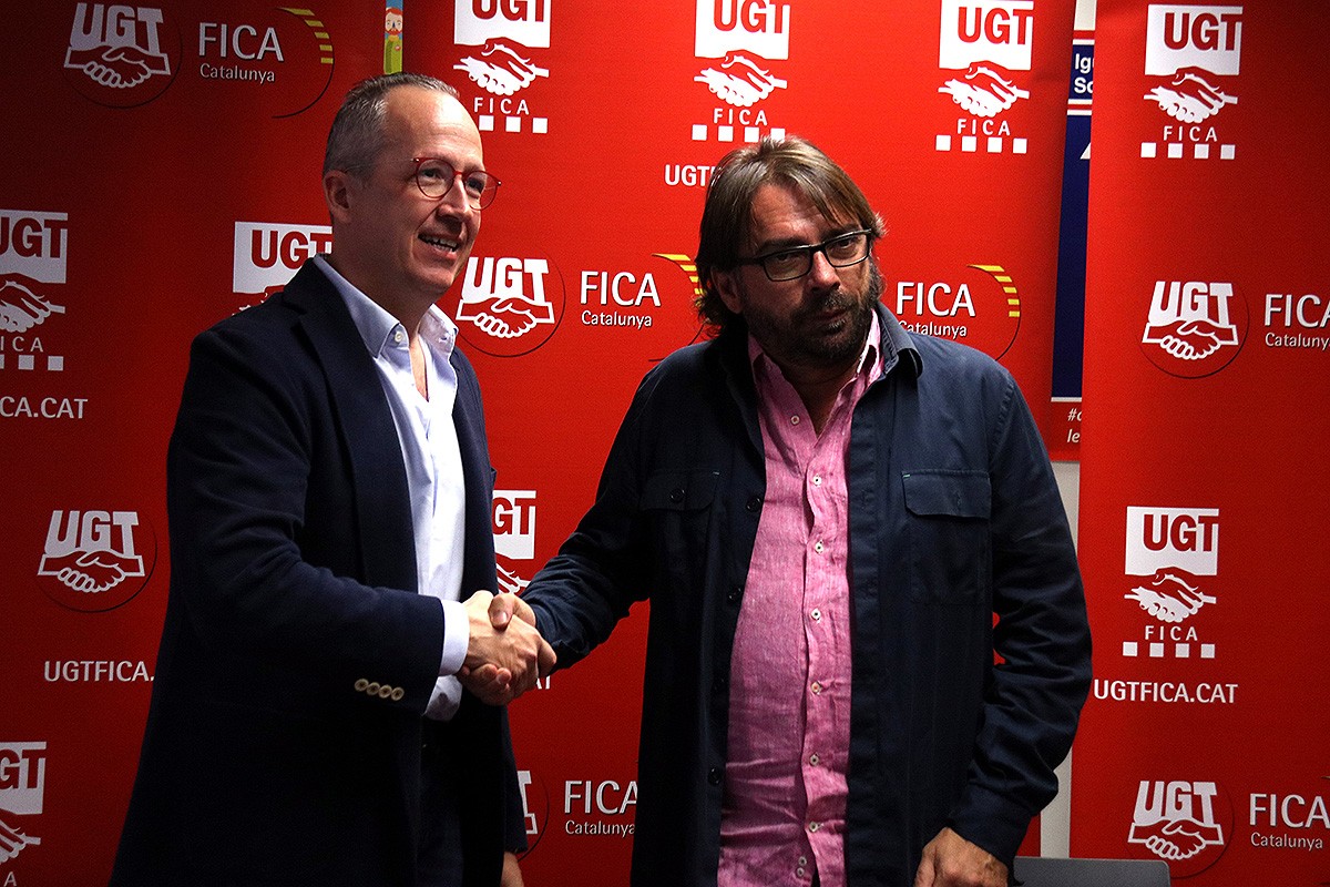  L'administrador del Grupo Jorge, Jorge Samper, i el secretari general d'UGT Catalunya, Camil Ros, rubriquen l'acord per a la internalització dels treballadors