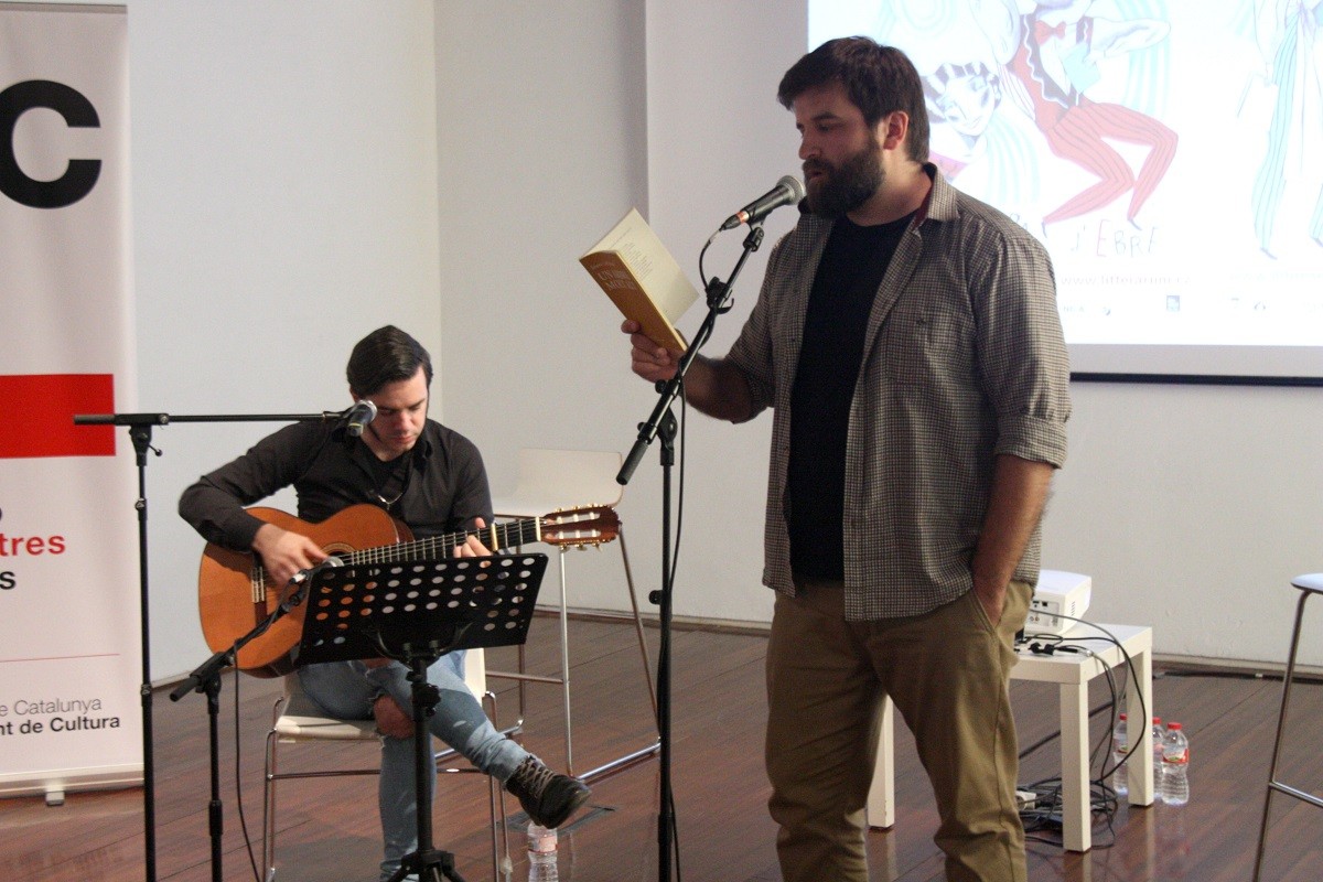 Els membres d'Obeses en la presentació de Litterarum Móra d'Ebre, el 15 de maig 