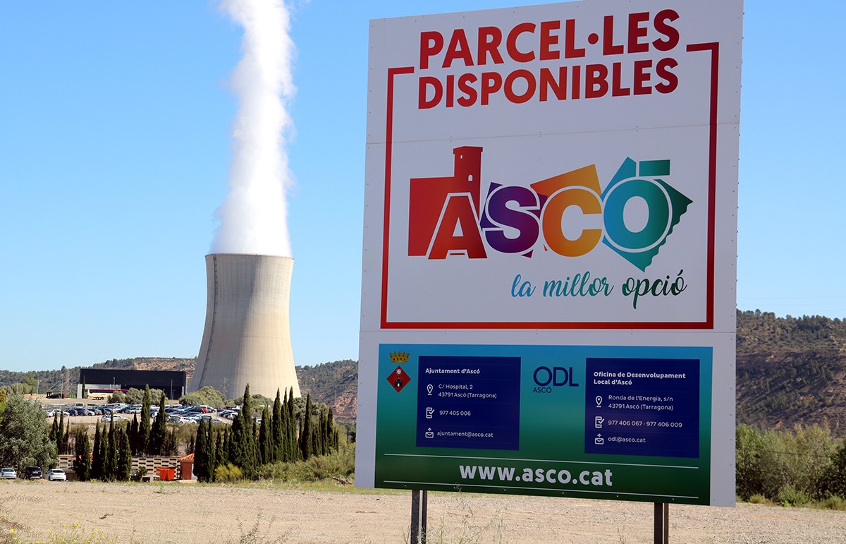 Un cartell de promoció del polígon industrial d'Ascó amb la central nuclear al fons