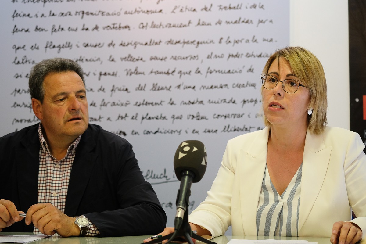 Josep Guix i Marina Alegre a la seu del PSC Olot.