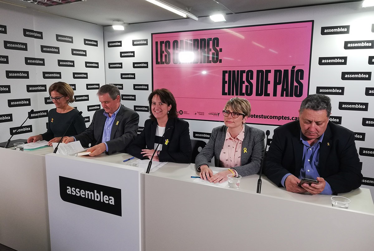 La presidenta de l'ANC, Elisenda Paluzie,  amb membres de les vocalies de les cambres de comerç de Terrassa i Barcelona.