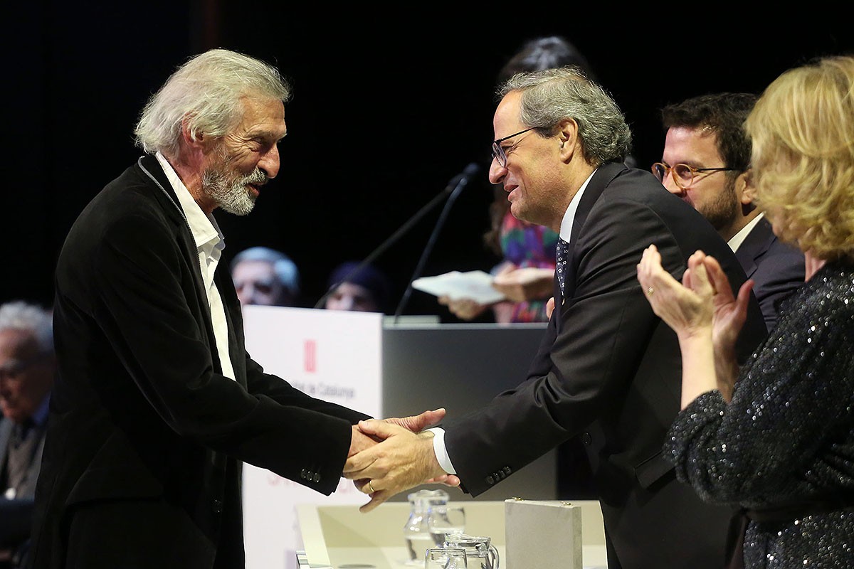 Carles Furriols rebent la Creu de Sant Jordi de mans del president Quim Torra.