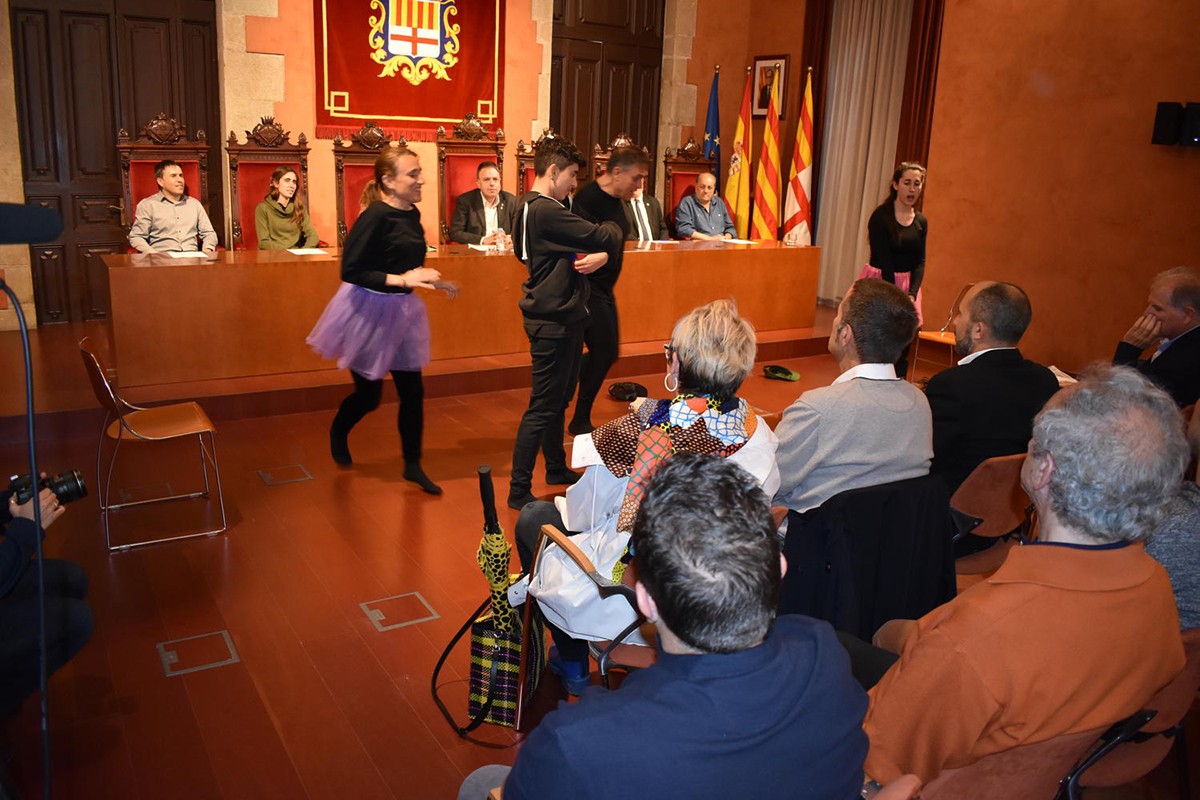 Performance al saló de sessions de l'Ajuntament pel Dia contra la LGTBIfòbia