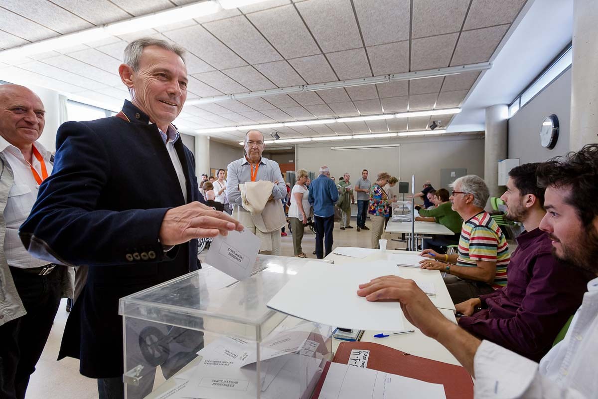 Josep Anglada votant a les passades eleccions municipals.
