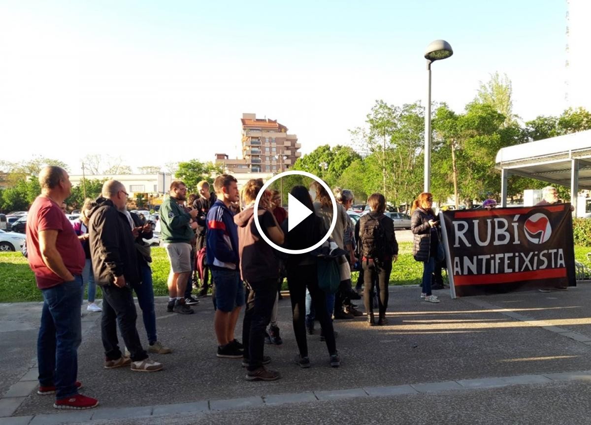 Rubí Antifeixista ha protestat a les portes de l'acte de presentació de Vox