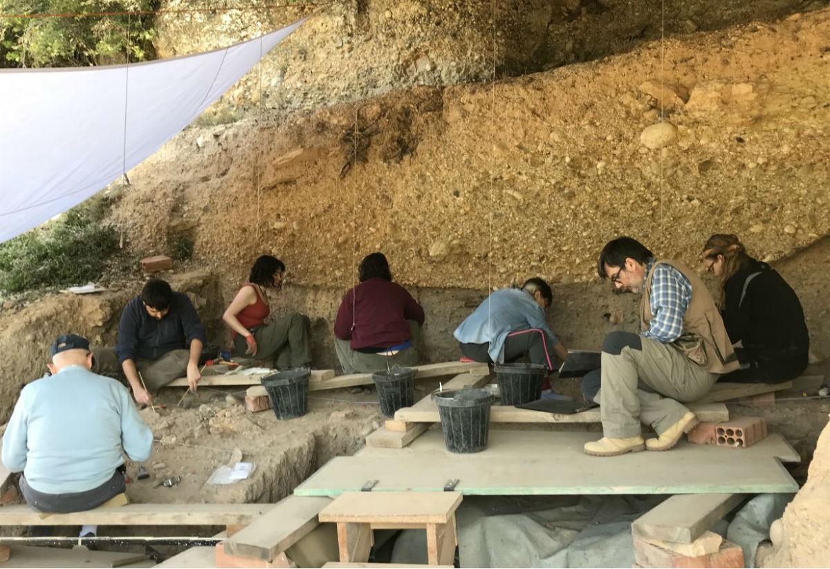 Estudiants màster Erasmus Mundus en Quaternari I Prehistôria amb el codirector de l'excavació, Manuel Vaquero. 