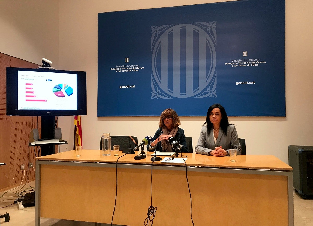La directora de l'Agència Catalana del Consum (ACC), Elisabeth Abad, i la directora d'Empresa i Coneixement a Terres de l'Ebre, Mercè Miralles, en la presentació de la memòria del 2018.