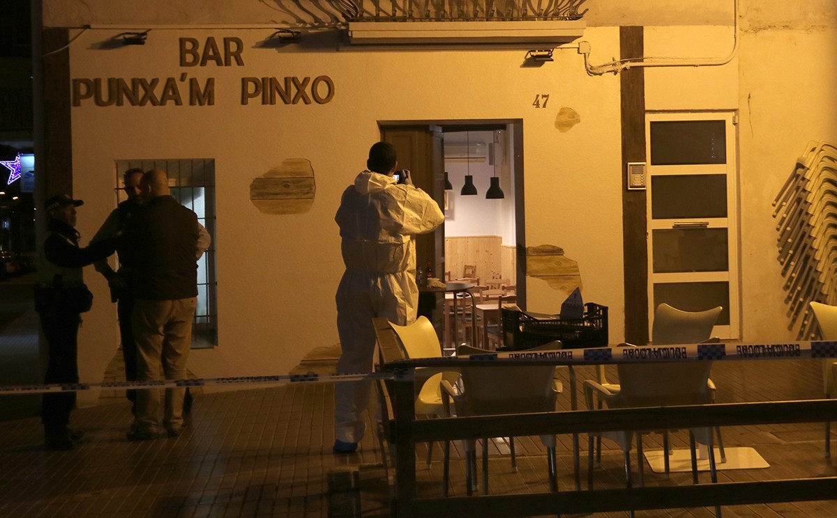 Façana del bar Punxa'm Pinxo de la Ràpita on van succeir els fets el 13 de desembre de 2017, amb un agent de la policia científica dels Mossos