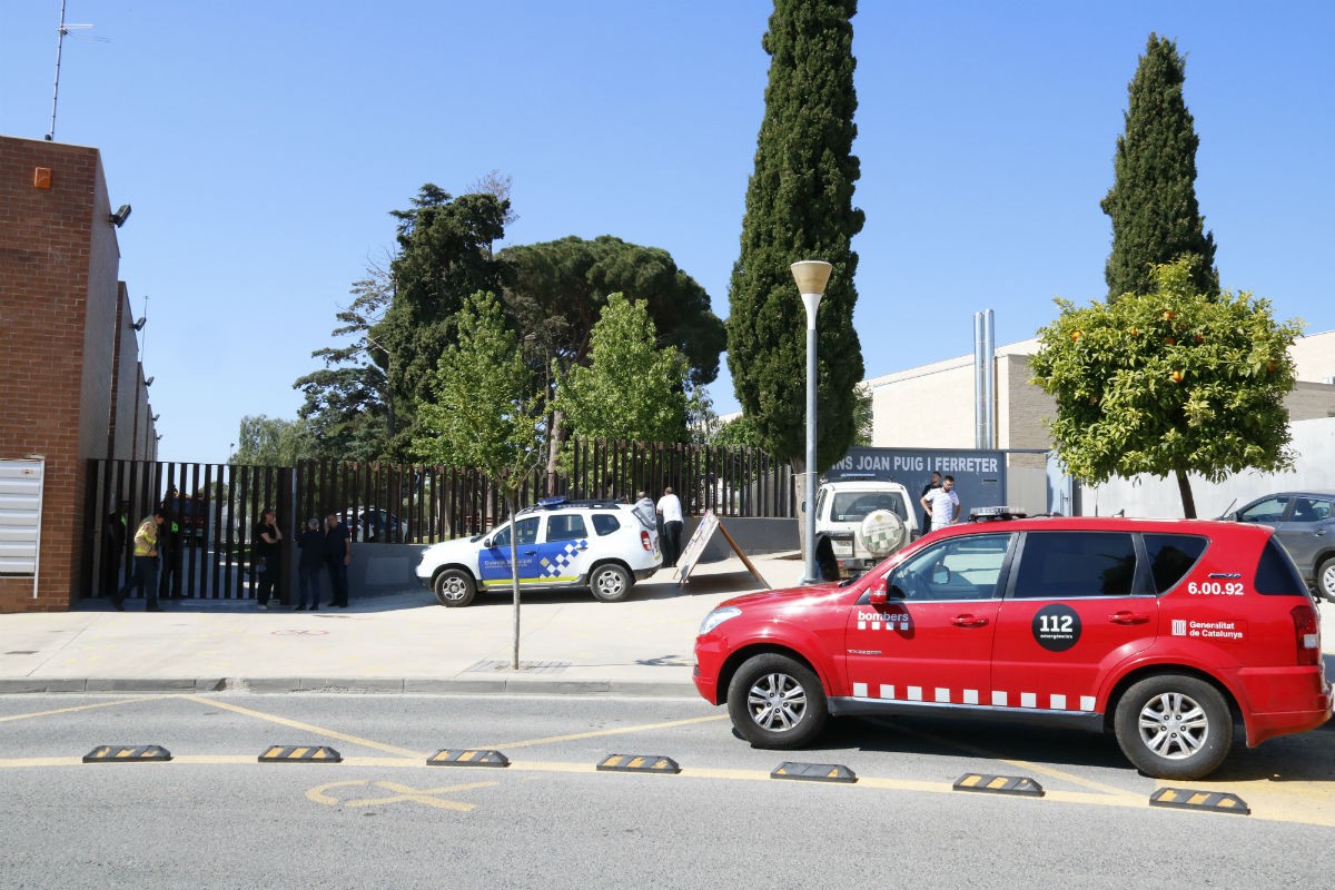 Efectius desplegats a l'institut Joan Puig i Ferreter de la Selva del Camp , on un jove ha mort aquest dimecres. 