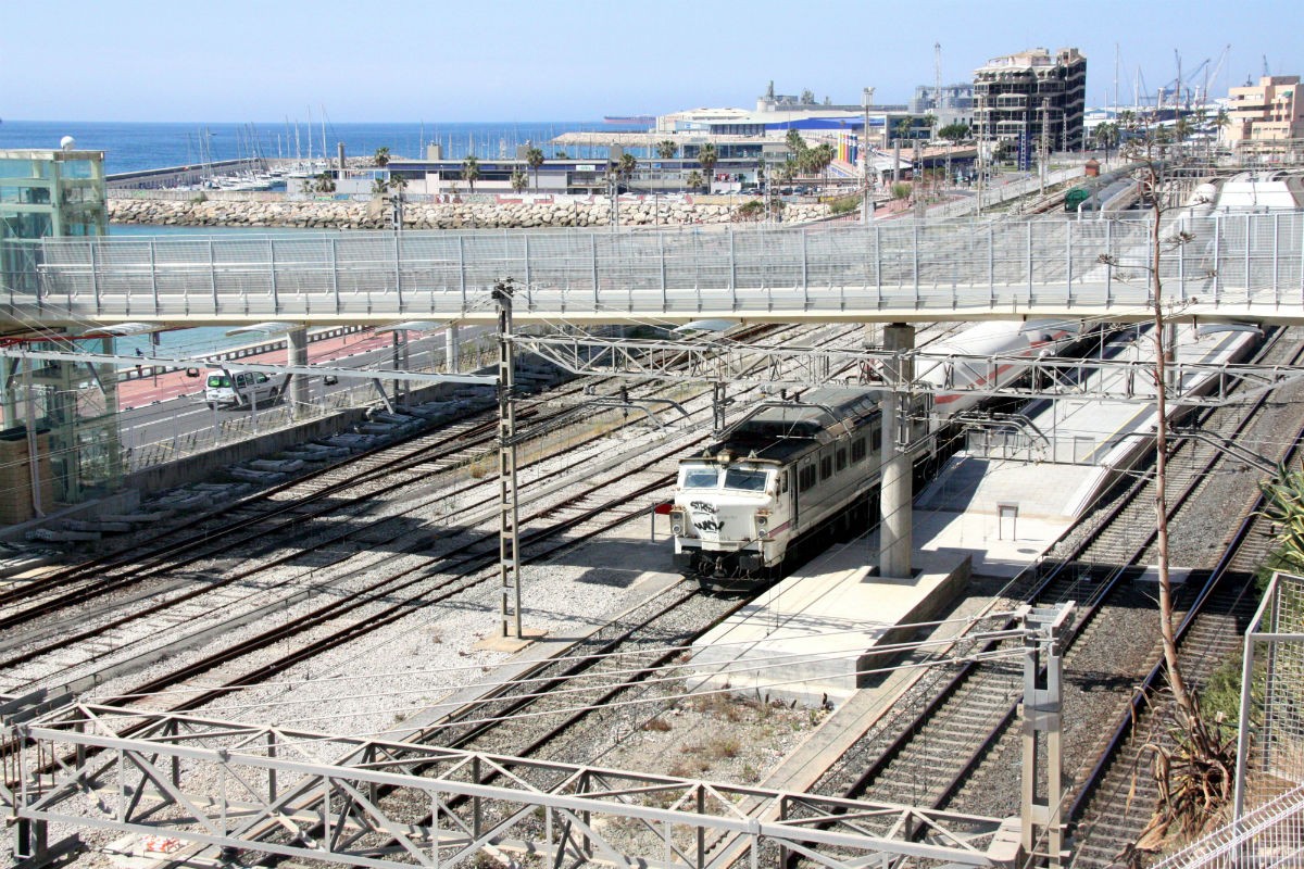 El corredor ferroviari de Tarragona, amb un tren de mercaderies. 
