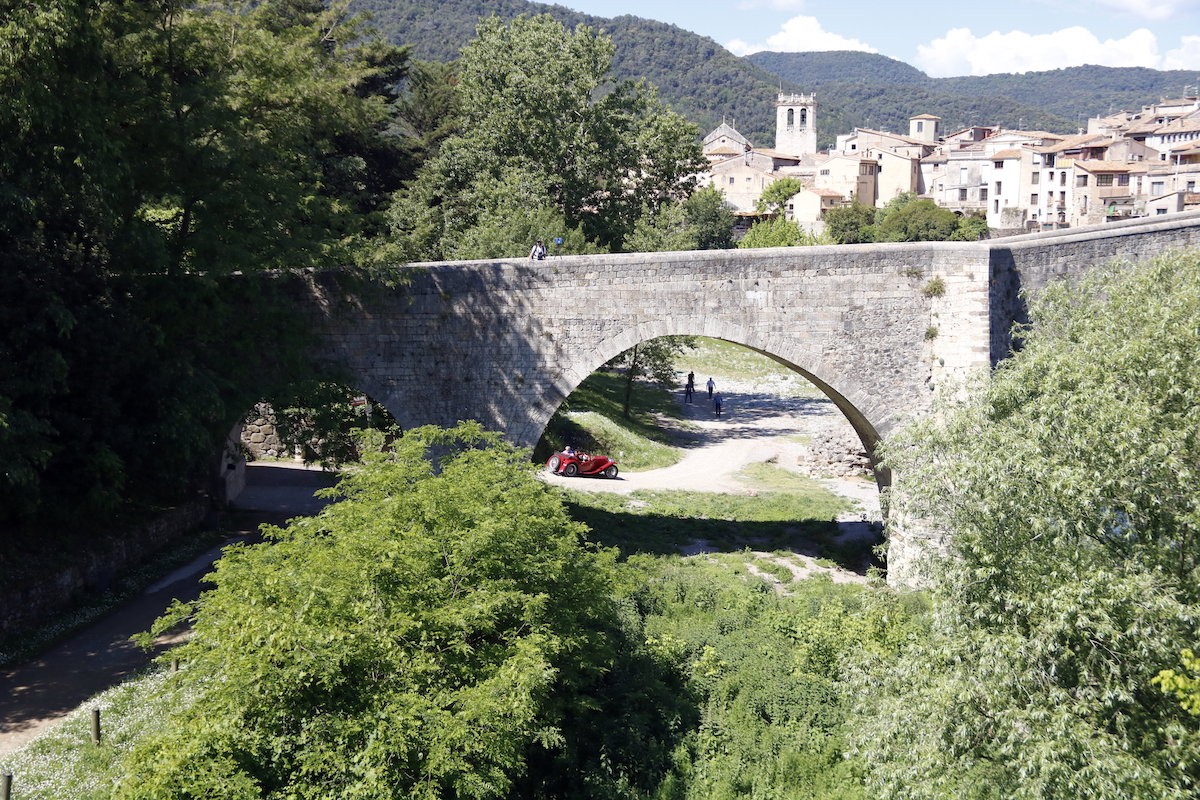 Pla general d'un moment de proves del rodatge a sota del pont medieval de Besalú.