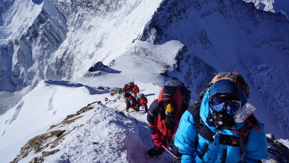 L'Everest, en una jornada de múltiples ascensions el 2016