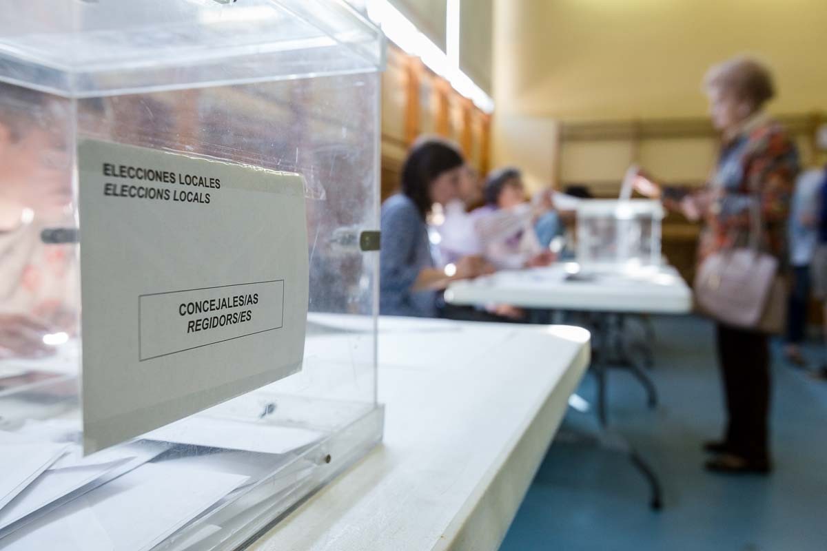 Una urna amb paperetes durant les eleccions municipals del 2019 en un col·legi de Manlleu