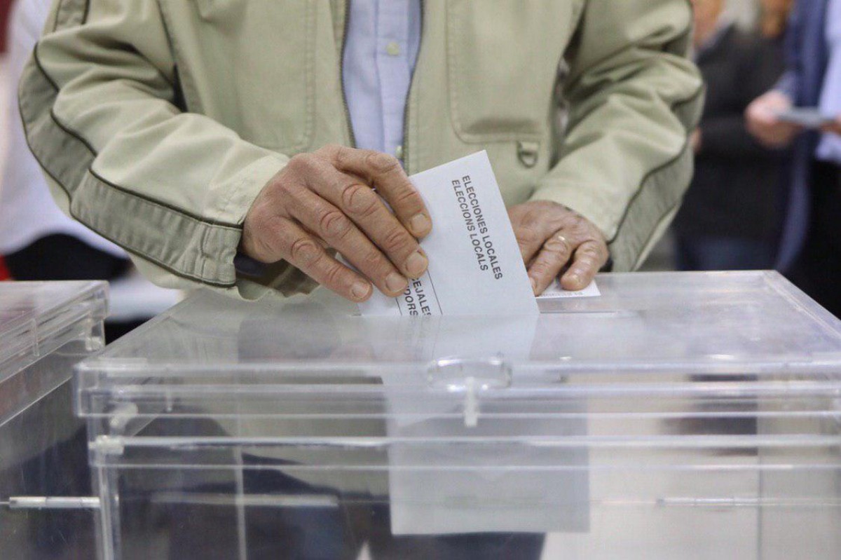 Un votant davant una urna