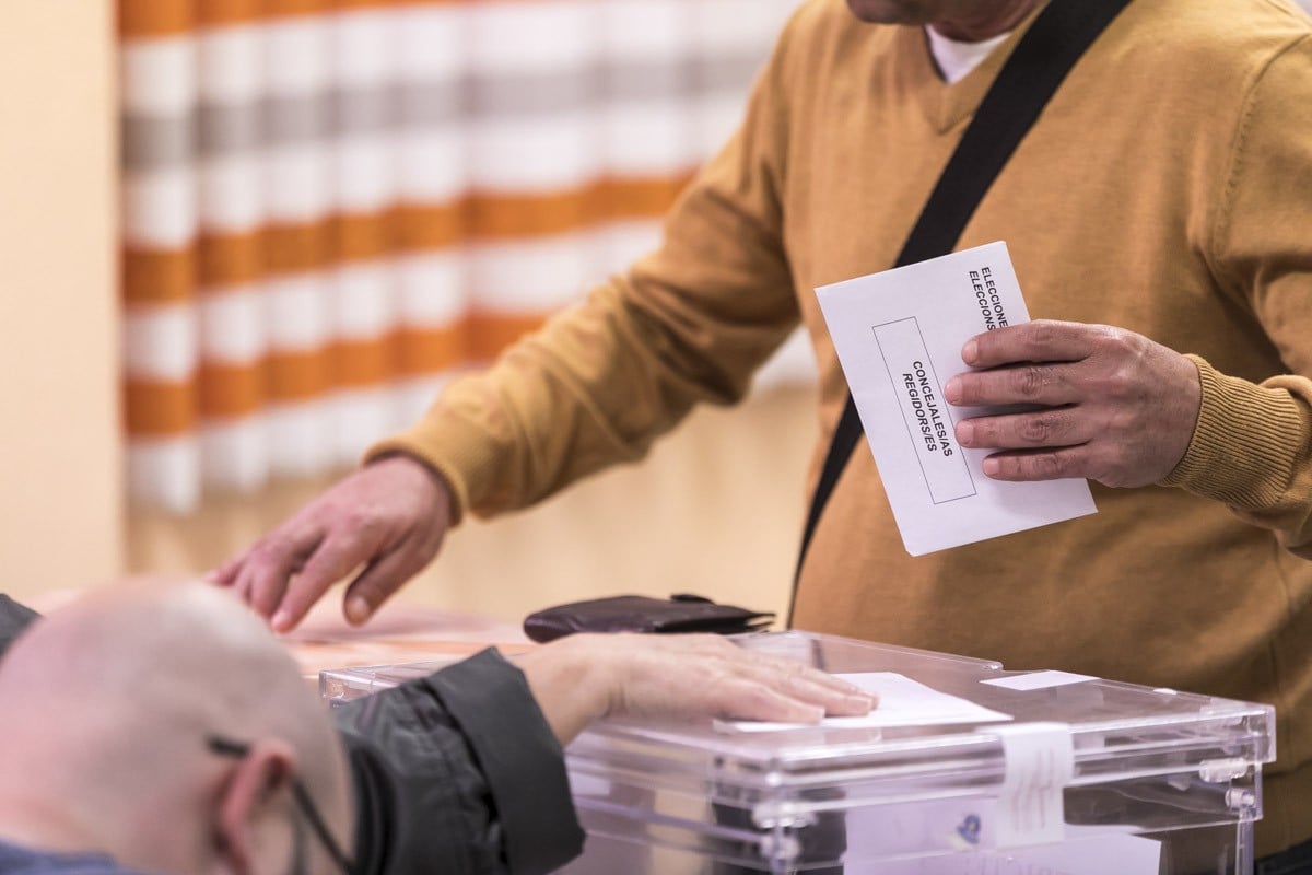 Una persona votant a les eleccions municipals del 2019.
