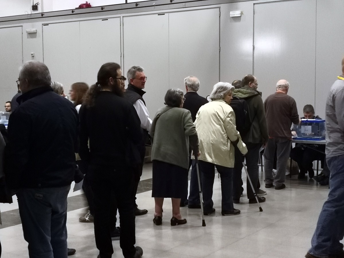 Gent gran fa cua en un col·legi electoral de Sant Celoni. Una imatge que el 14-F probablement no es donarà.