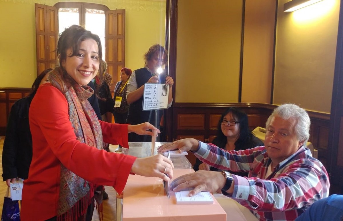 Vanessa Garrido ha votat a l'Ateneu Municipal