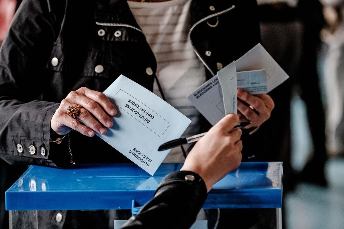 Una persona votant a les eleccions municipals del 2019 en un col·legi electoral