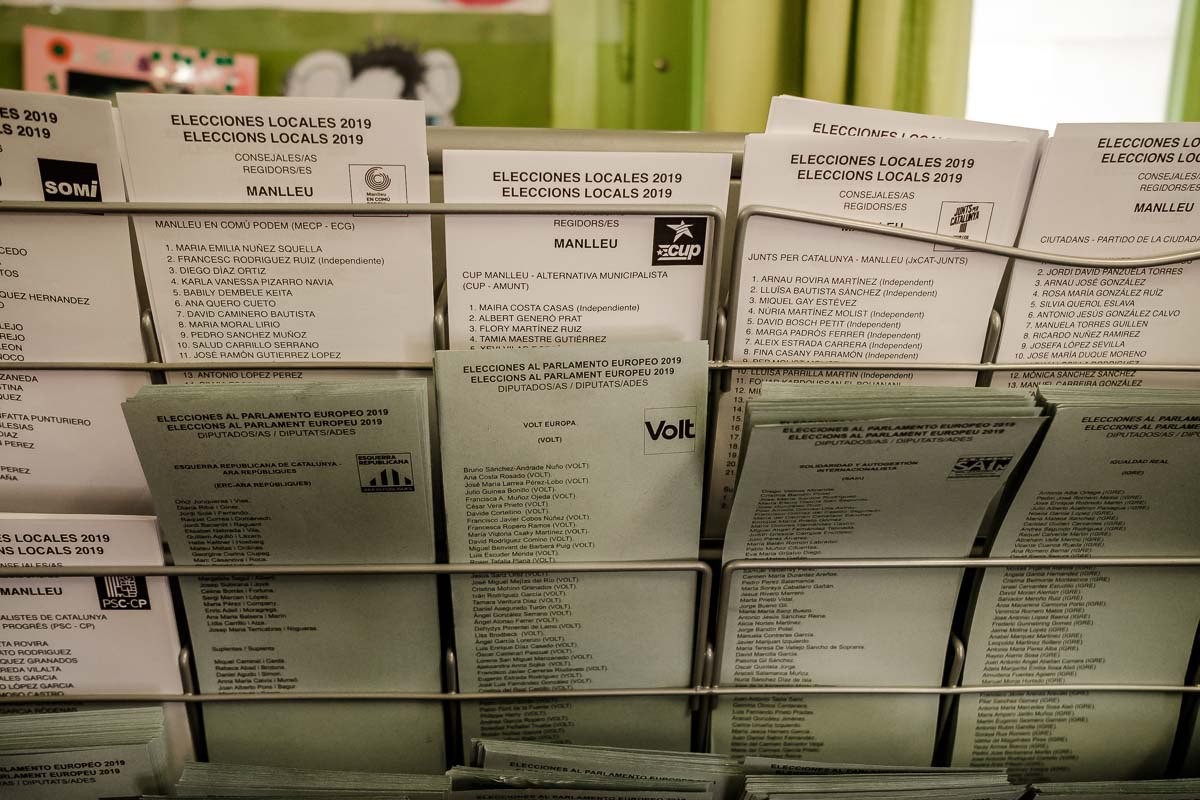 Paperetes en un col·legi electoral