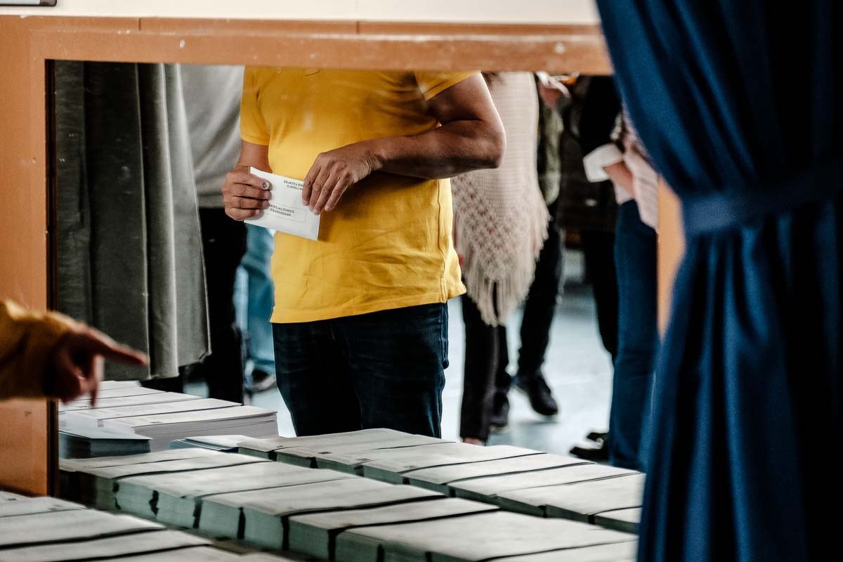 Un votant a les eleccions municipals i europees d'aquest 26 de maig