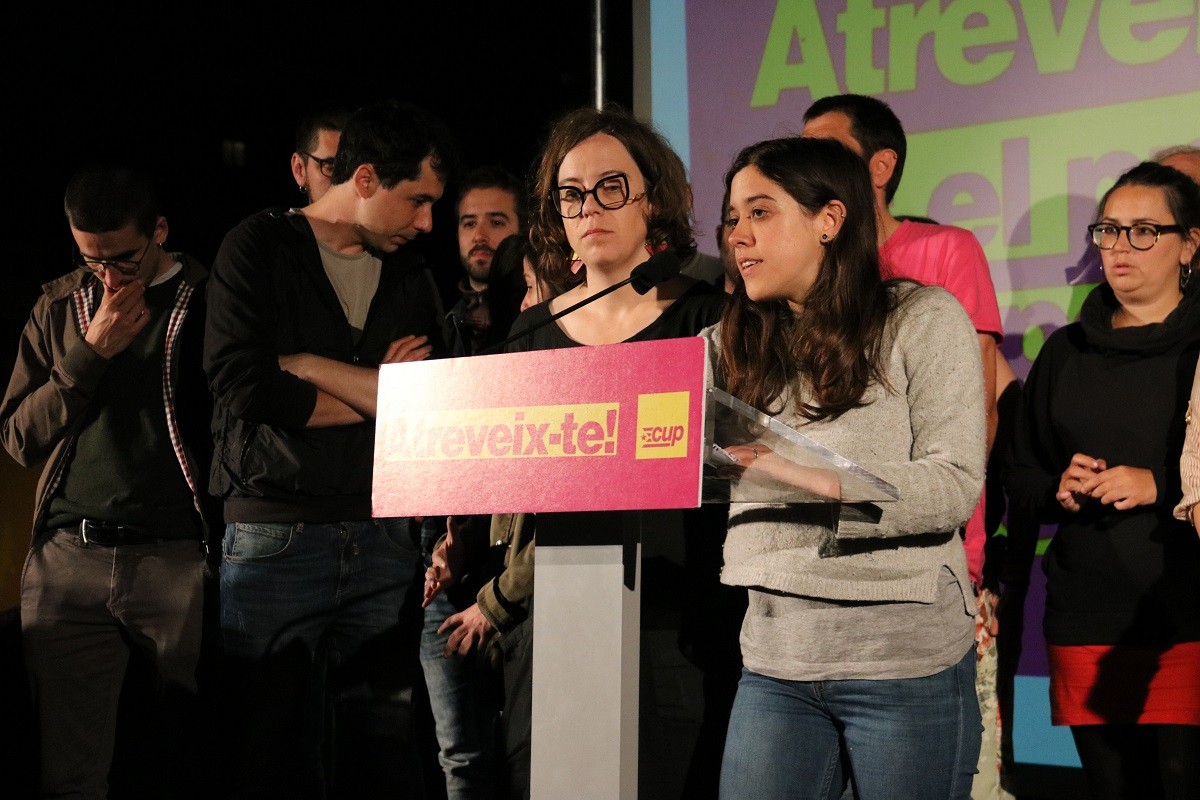 Anna Saliente i altres dirigents de la CUP, durant la nit electoral.