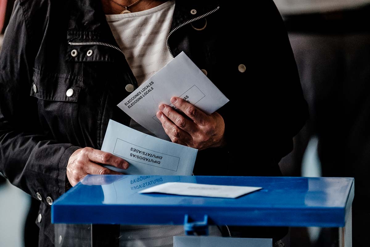 Una persona votant a les eleccions municipals del 2019 en un col·legi de Manlleu