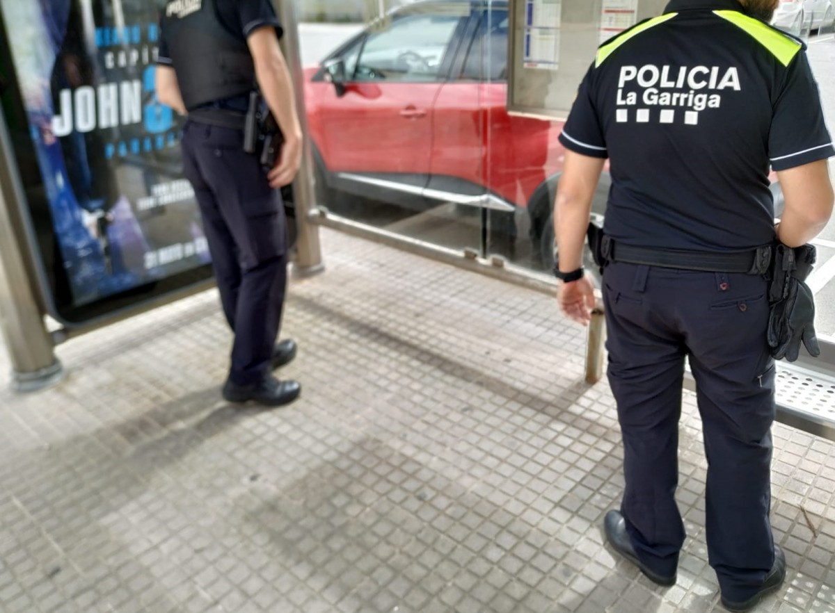 Agents de la policia local de la Garriga, investigant el lloc dels fets