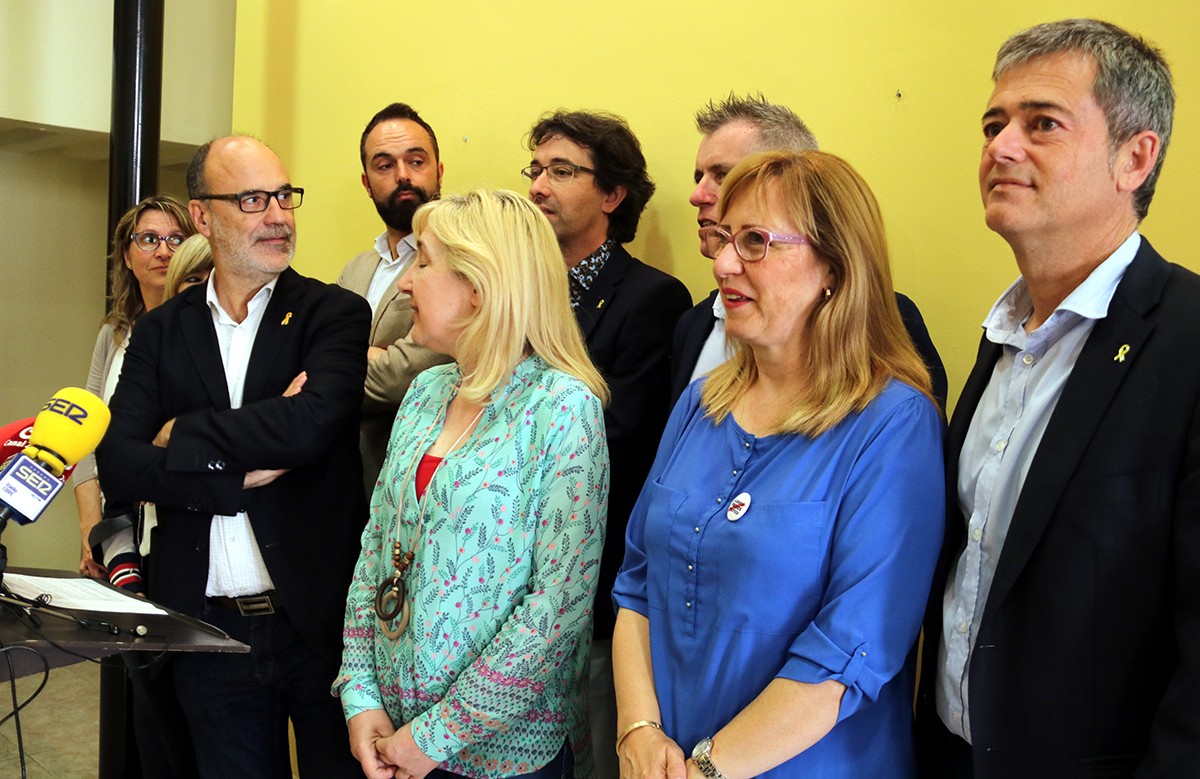 El president de la Federació d'ERC a l'Ebre, Alfons Montserrat, amb alguns dels alcaldes republicans que han tret més bons resultats