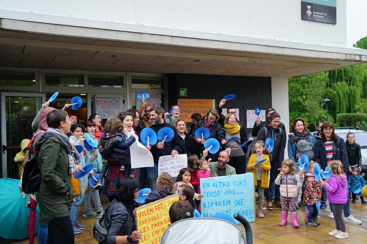 Pares, mares, nens i nenes de l'Escola Bressol Municipal El Blauet en protesta per la falta de climatització