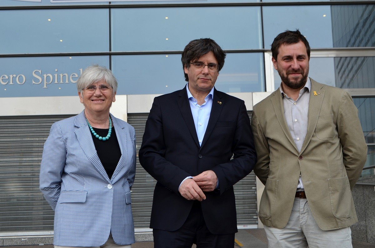 Carles Puigdemont, Toni Comín i Clara Ponsatí, a les portes del Parlament Europeu