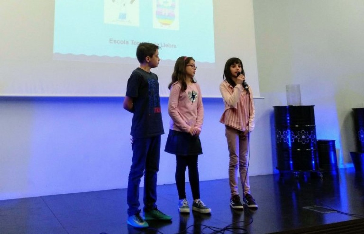 Els alumnes de la Torre de la Llebre exposant el seu projecte de videojoc