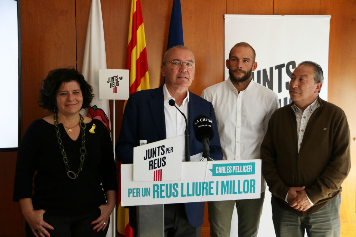 El cap de llista de Junts per Reus, Carles Pellicer, acompanyat de membres del partit . 
