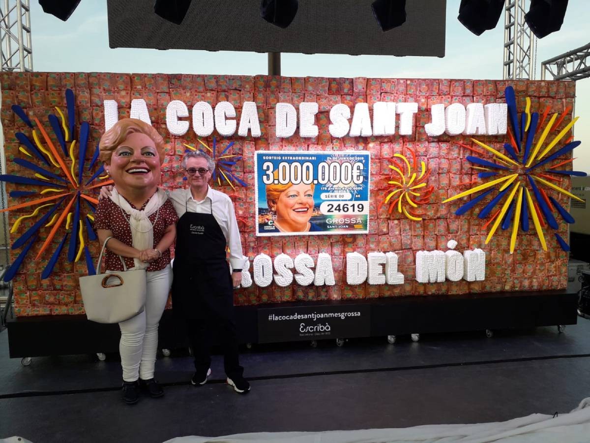 El pastisser Christian Escribà, amb la coca més gran del món, en la presentació de la Grossa de Sant Joan.