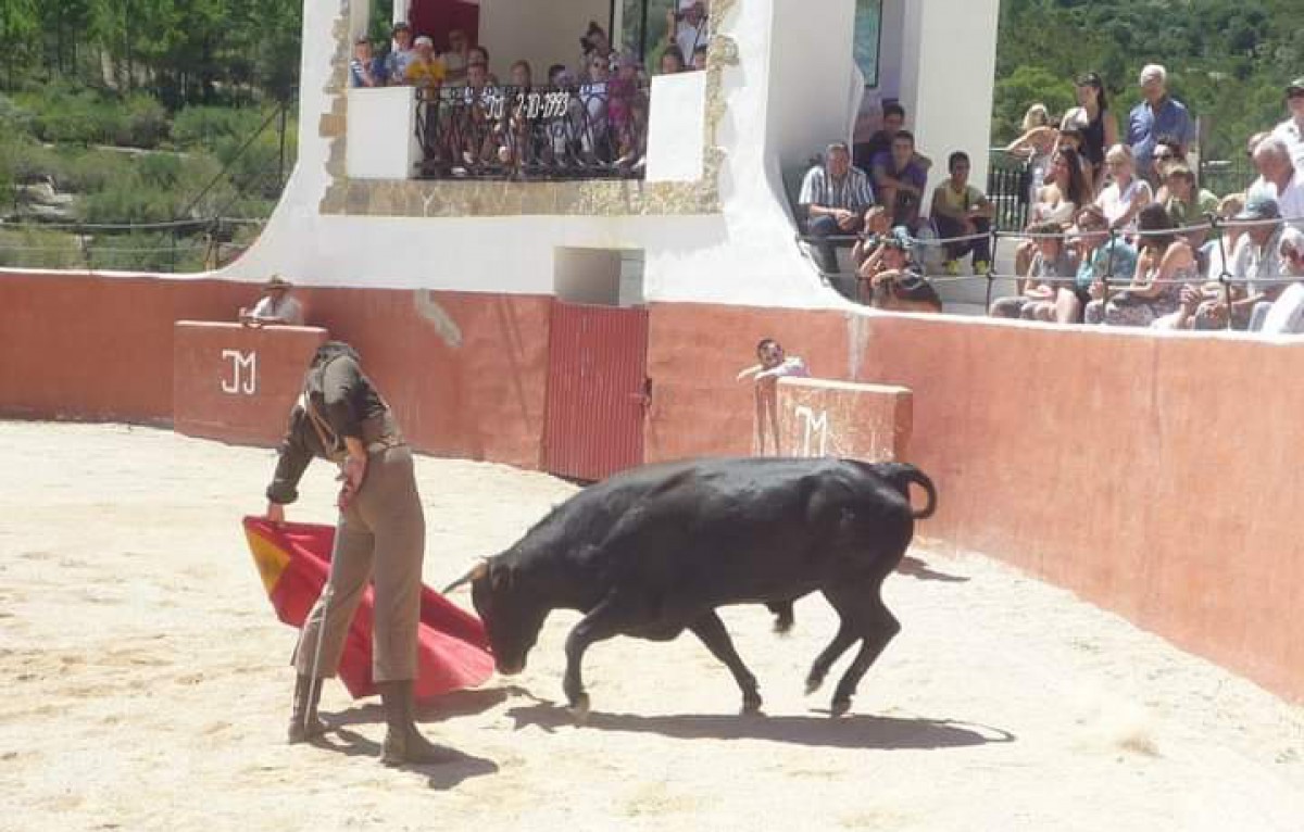 Pla general d'un torero participant en un dels espectacles taurins que se celebrarien il·legalment a Alfara