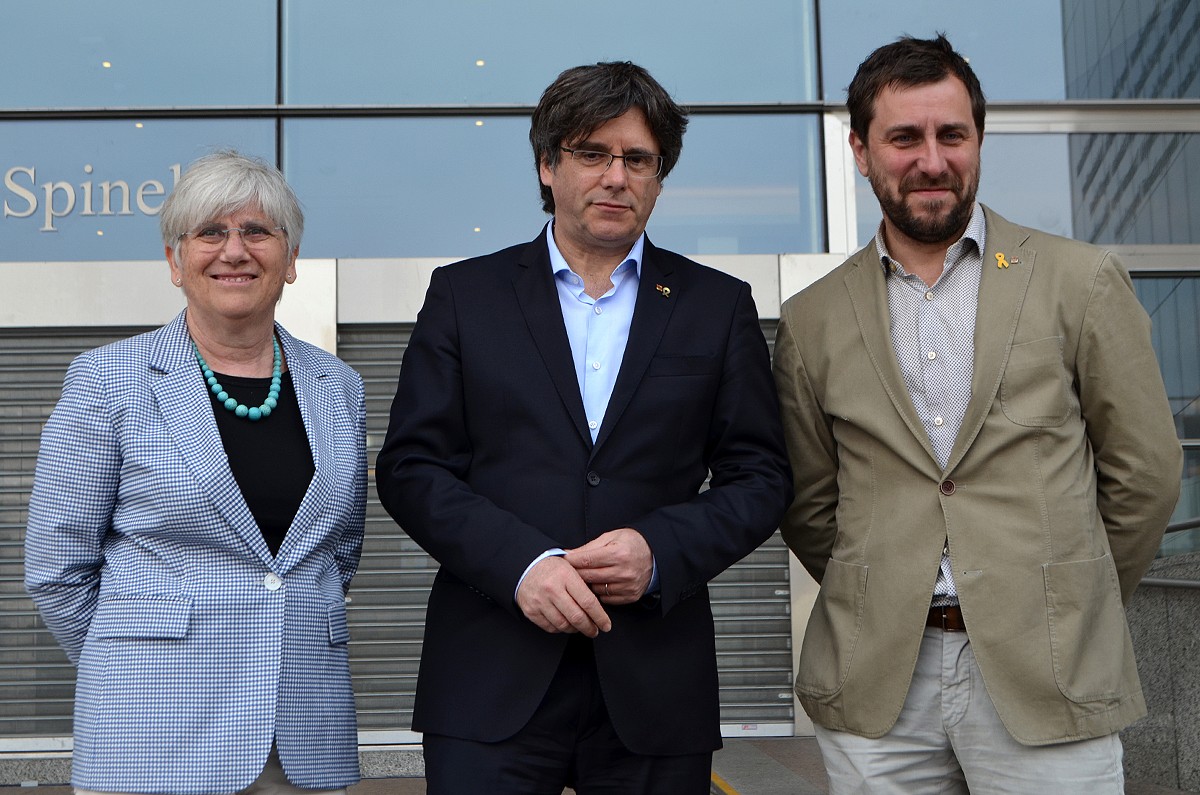 Clara Ponsatí, Carles Puigdemont i Toni Comín a les portes de l'Eurocambra
