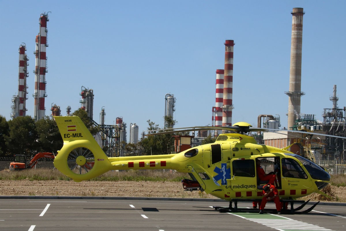 Un helicòpter al polígon industrial de la Pobla de Mafumet per evacuar un ferit per la fuita d'amoníac.  