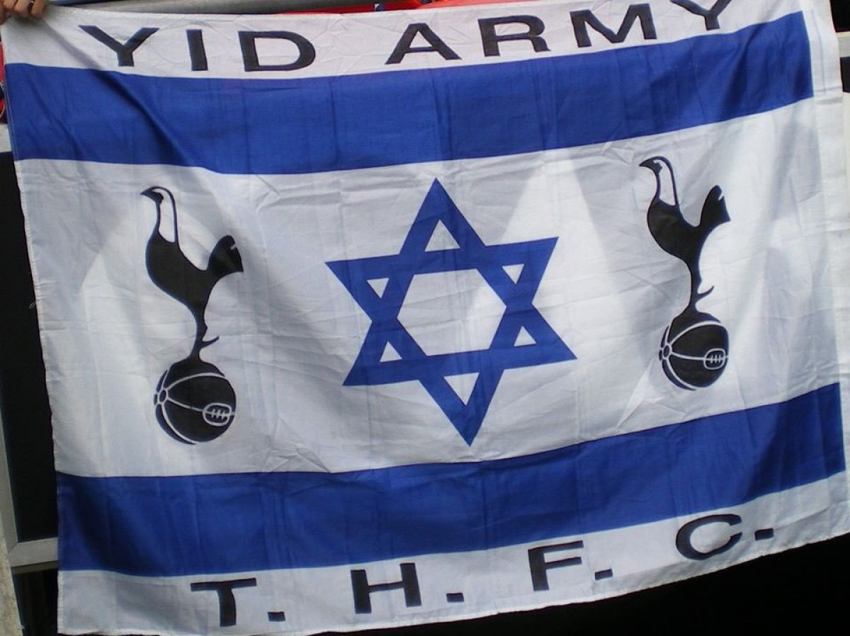 Bandera de la Yid Army que barreja l’ensenya nacional israeliana amb l’escut del Tottenham