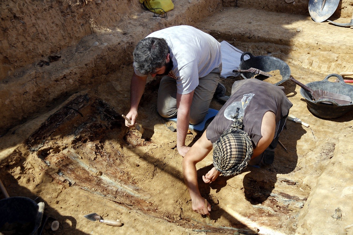 Dos arqueòlegs treballant a la fossa comuna de la Guerra Civil al cementiri d'Alguaire.
