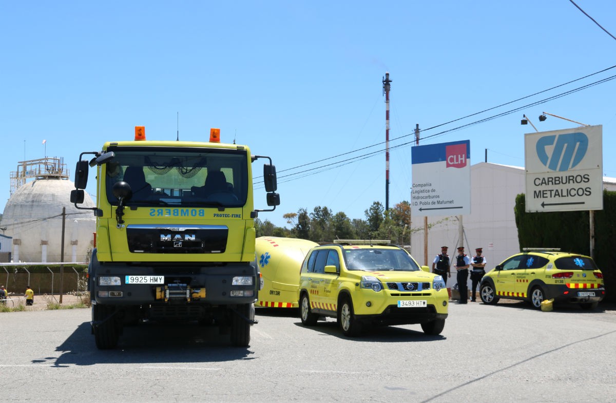 Efectius de bombers i emergències davant la planta de Carburos Metálicos a la Pobla de Mafumet. 
