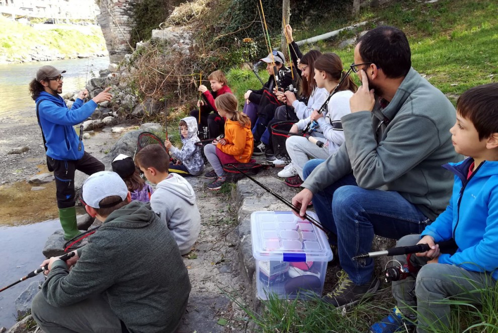 Un grup de nens assistint a una classe a tocar del riu Noguera Pallaresa