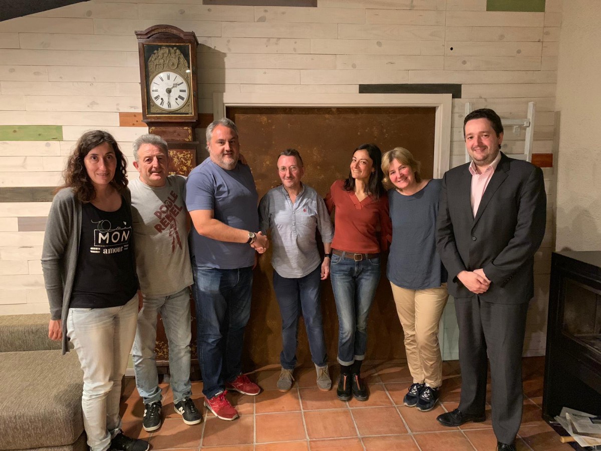 El que serà nou alcalde de Vilamajor, Raül Valentin (CANVI) -el tercer per l'esquerra- dona la mà a Ferran Calvera de PUSA